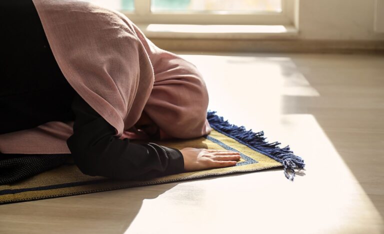 Cara Sujud Yang Benar Untuk Wanita Saat Sholat Seperti Apa