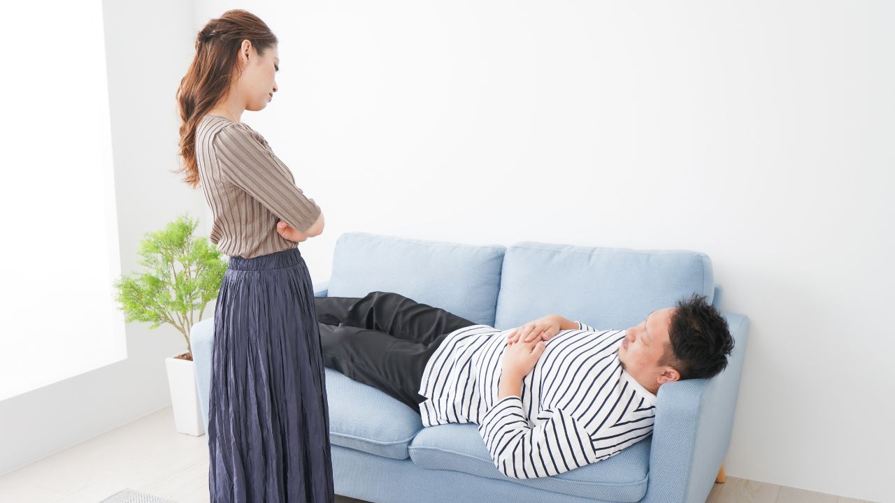 Hukum Suami Meninggalkan Istri Tidur Sendiri, Sudah Tahu?
