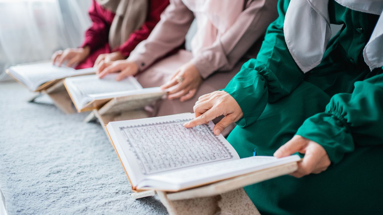 Apakah Boleh Membaca Al-Qur’an saat Haid? ini Kata Ulama