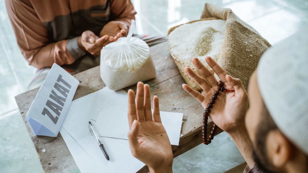 Cek Golongan Orang yang Berhak Menerima Zakat Fitrah