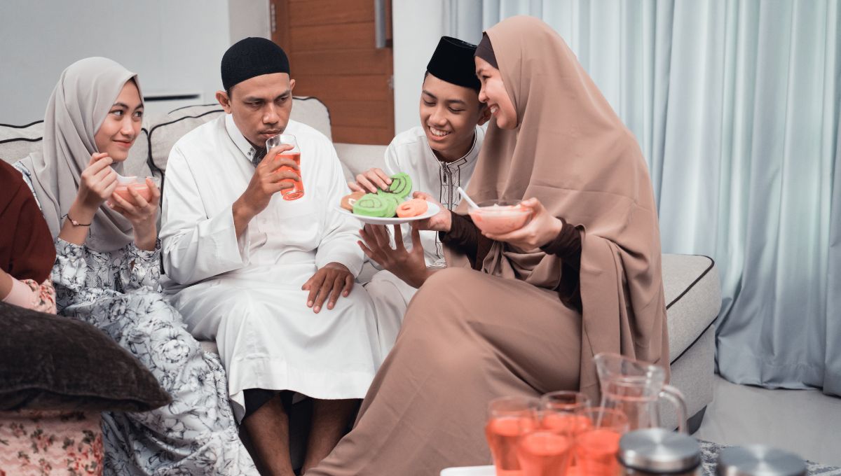 Apa Hukum Makan Mengecap dalam Islam? Ini Penjelasannya