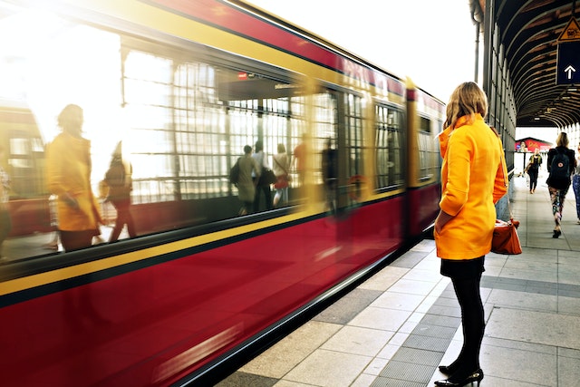 Apa Itu Train Attendant? Pengertiab, Tugas, dan Besaran Gajinya