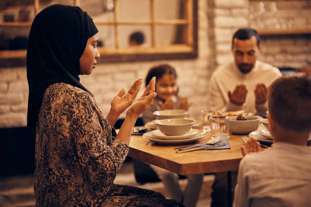 12 Adab Makan dan Minum yang Benar Menurut Islam Sesuai Sunnah