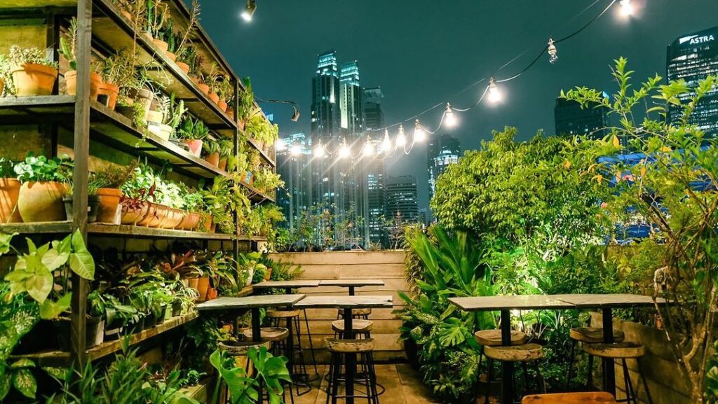 Cafe Berkonsep Outdoor Garden di Rooftop