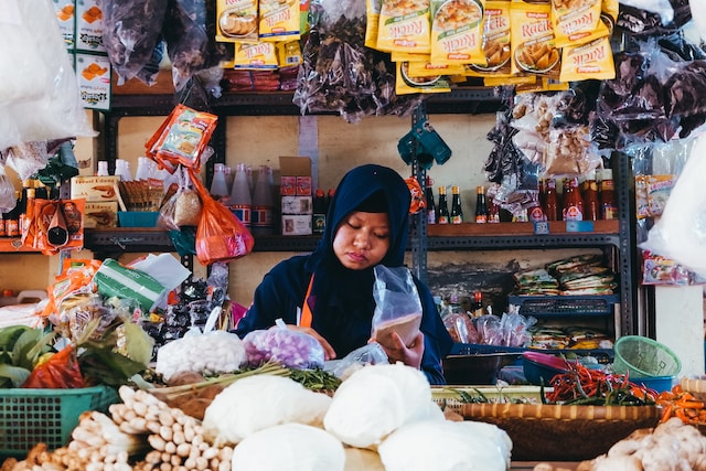 Pengertian Sistem Ekonomi Terpusat: Sejarah, Ciri, Kelebihan & Kekurangan