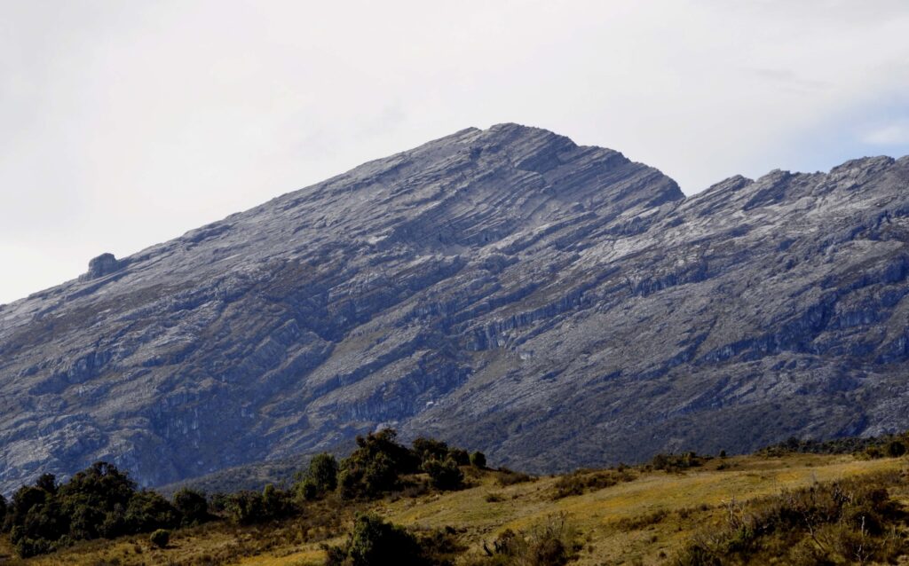 Gunung Puncak Mandala