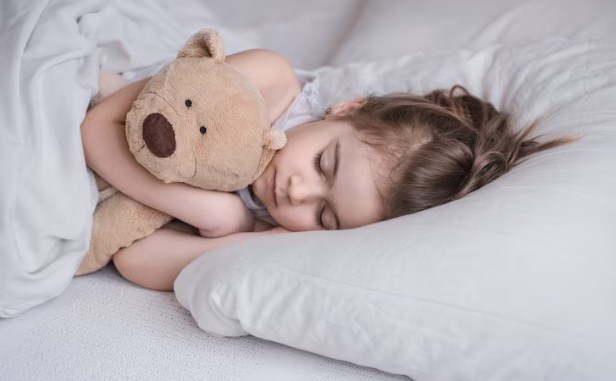 Anak Tertidur Sambil Memeluk Boneka