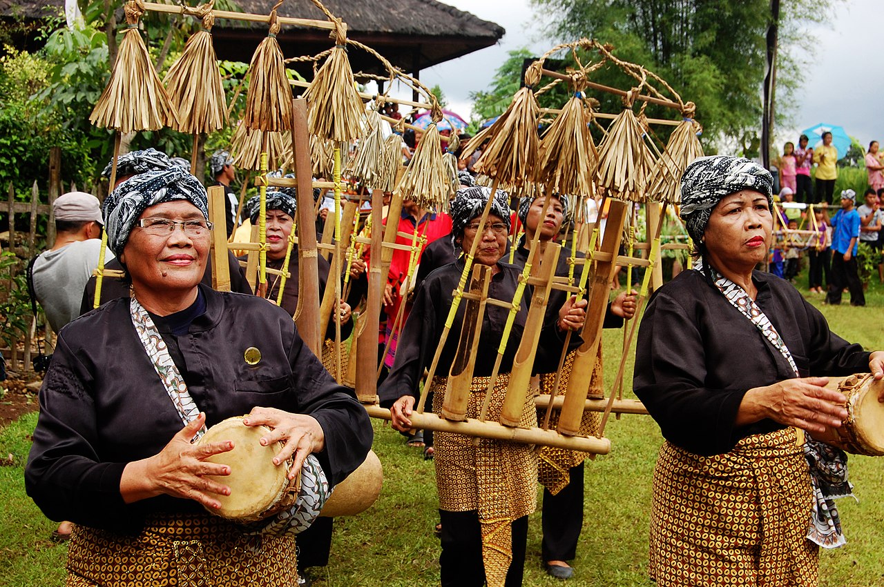 10 Alat Musik Tradisional Jawa Barat serta Cara Memainkannya