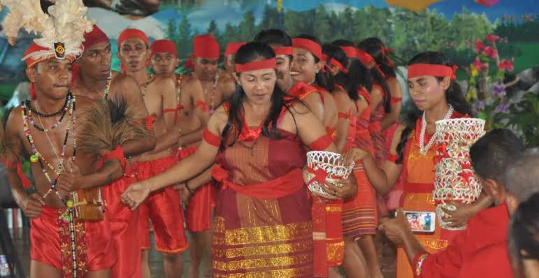 Tarian Adat di Maluku diiringi Lagu Daerah Maluku