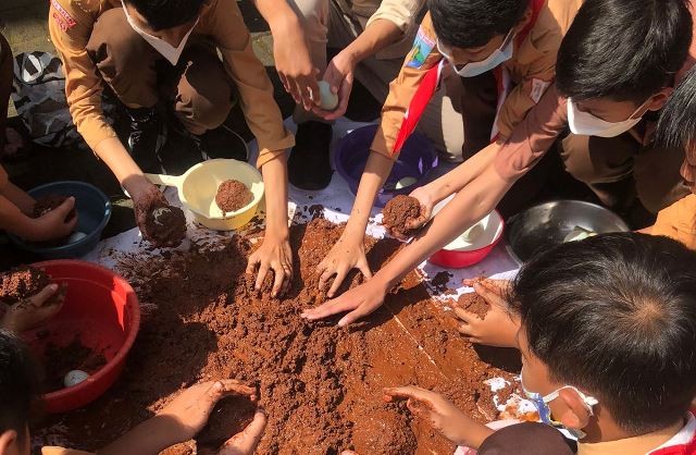 Membuat Telur Asin Menggunakan Batu Bata