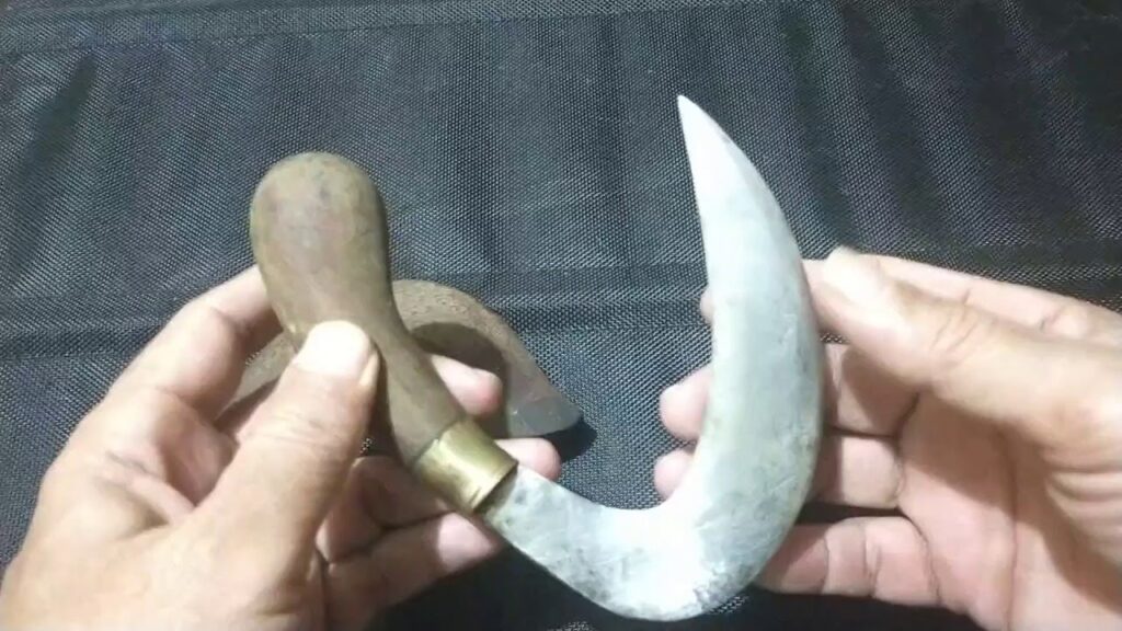 3. Kerambit Bulan