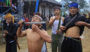 Debus: Pengertian, Tujuan, Jenis, Sejarah & Urutan Acara - Hotelier Studi