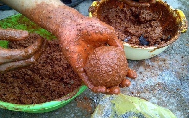 Membuat Telur Asin dengan Rasa Pedas