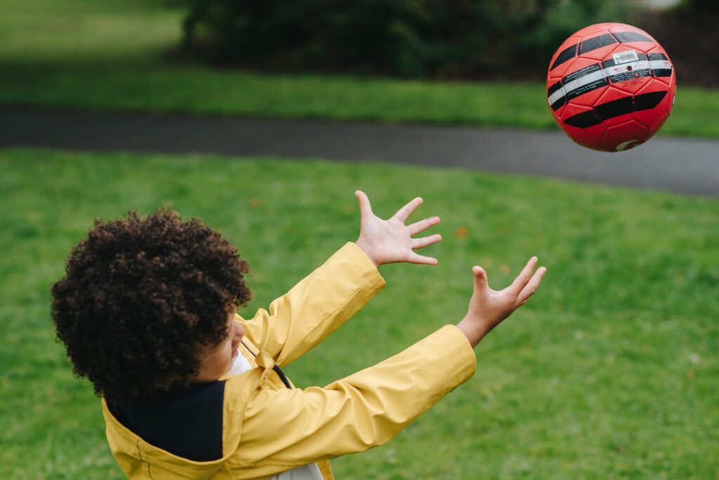 Anak Menangkap Bola