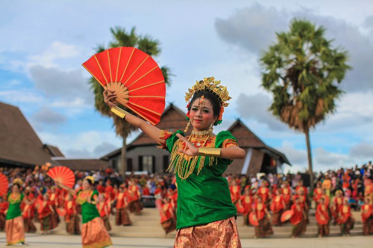 Tari Kipas: Sejarah, Makna, Ciri, Properti, Fungsi, dan Keunikannya