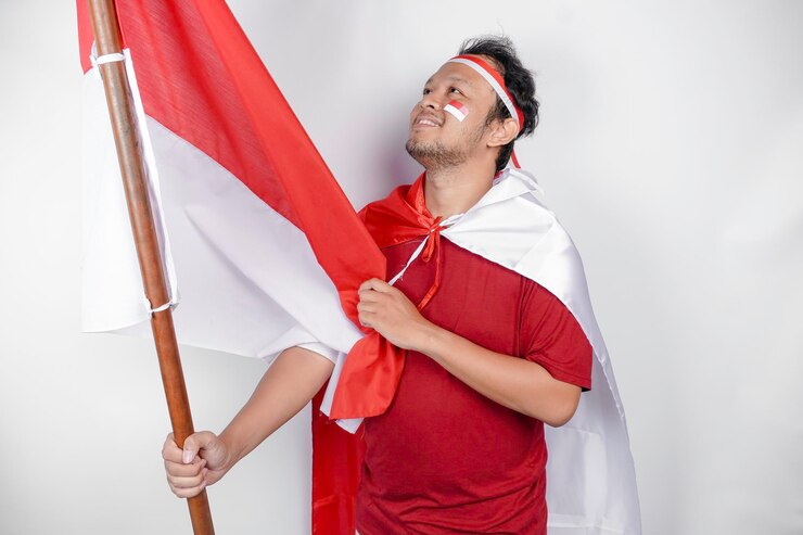 Model pria memegang bendera