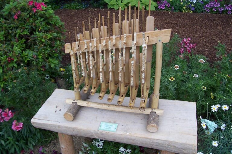 Alat Musik Angklung: Sejarah, Jenis & Cara Memainkannya - Hotelier Studi