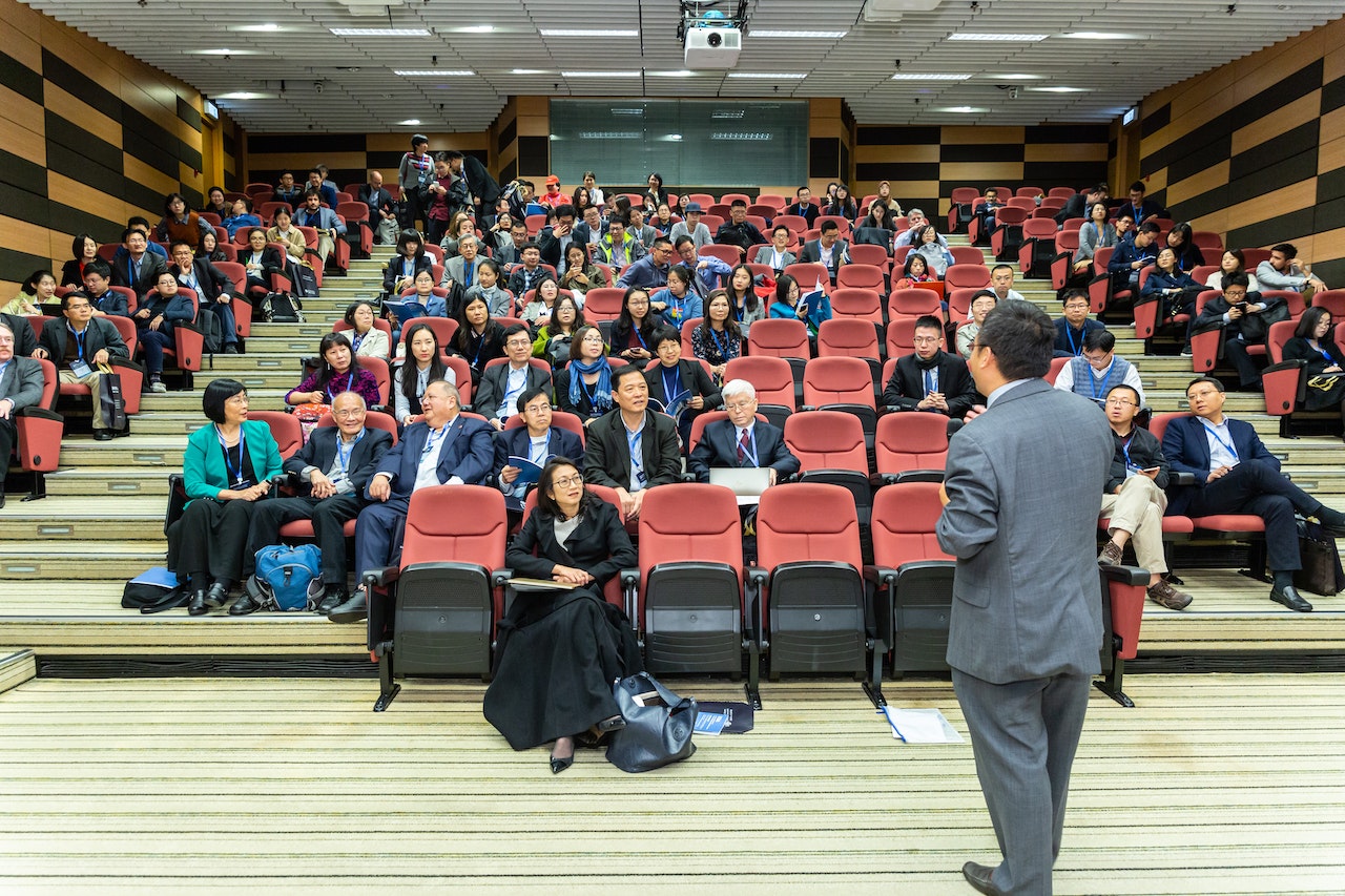 Metode Public Speaking: Pengertian, Jenis, Fungsi & Contohnya