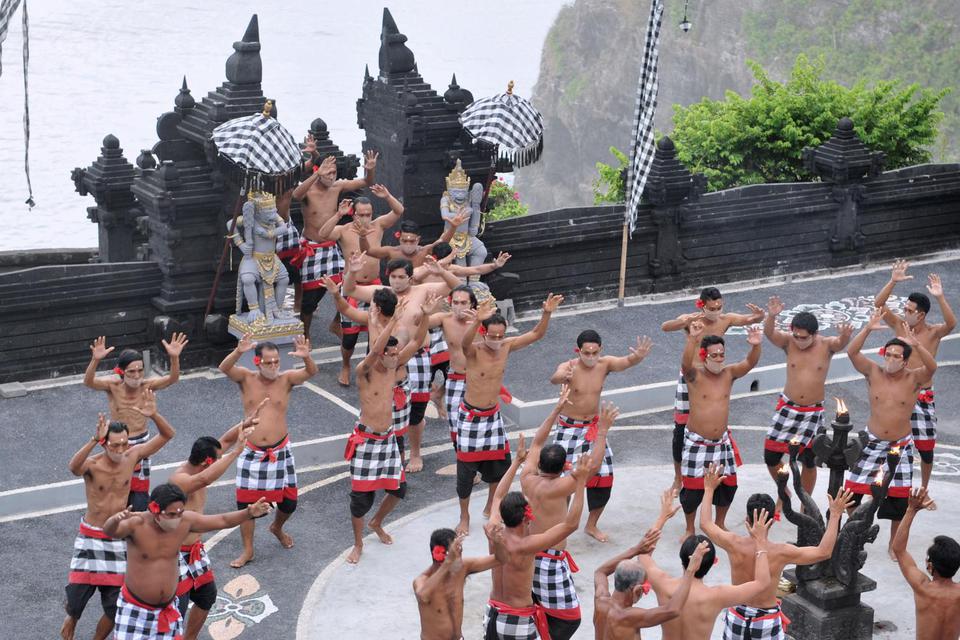 Pola Lantai Tari Kecak