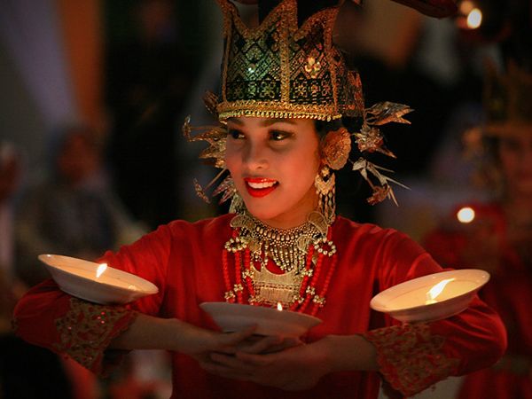 Tari Lilin: Sejarah, Makna, Tujuan, Gerakan & Properti