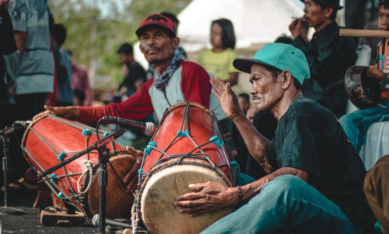 Mengenal Alat Musik Kendang: Asal, Jenis, & Cara Memainkan