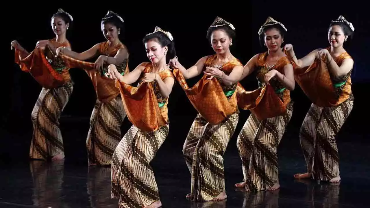 Pola Lantai Tari Bedhaya serta Gerakan dan Lagunya