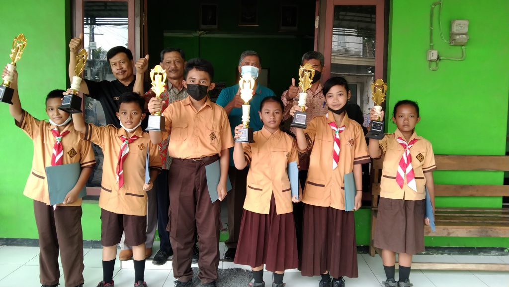 Sekelompok Siswa Mendapatkan Piala 