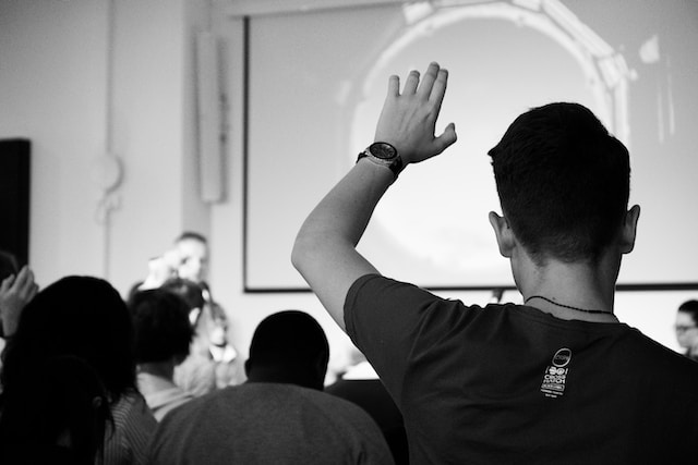 Murid Menyampaikan Pendapat di Dalam Kelas