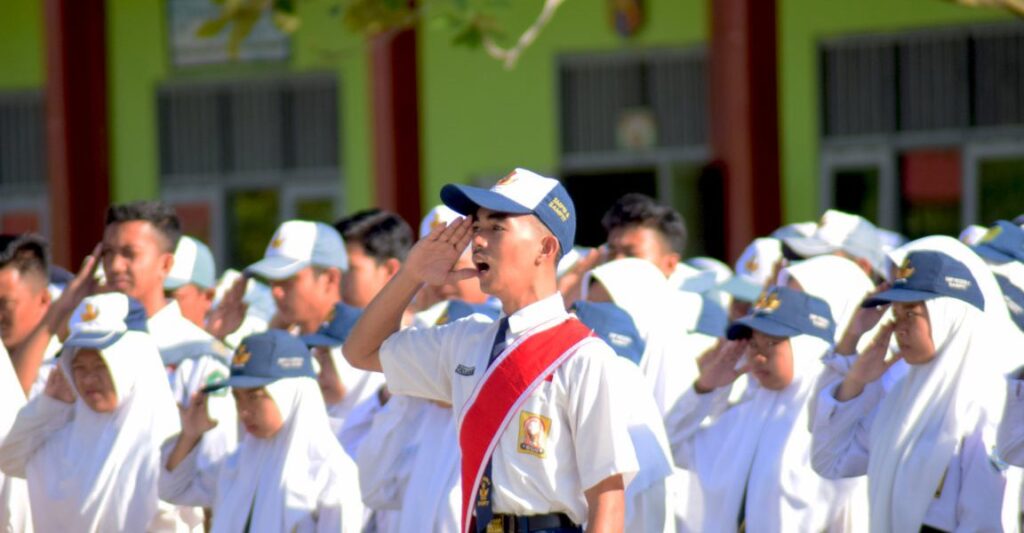 Siswa Mengikuti Upacara