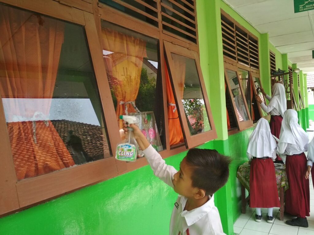 Siswa Membersihkan Kelas