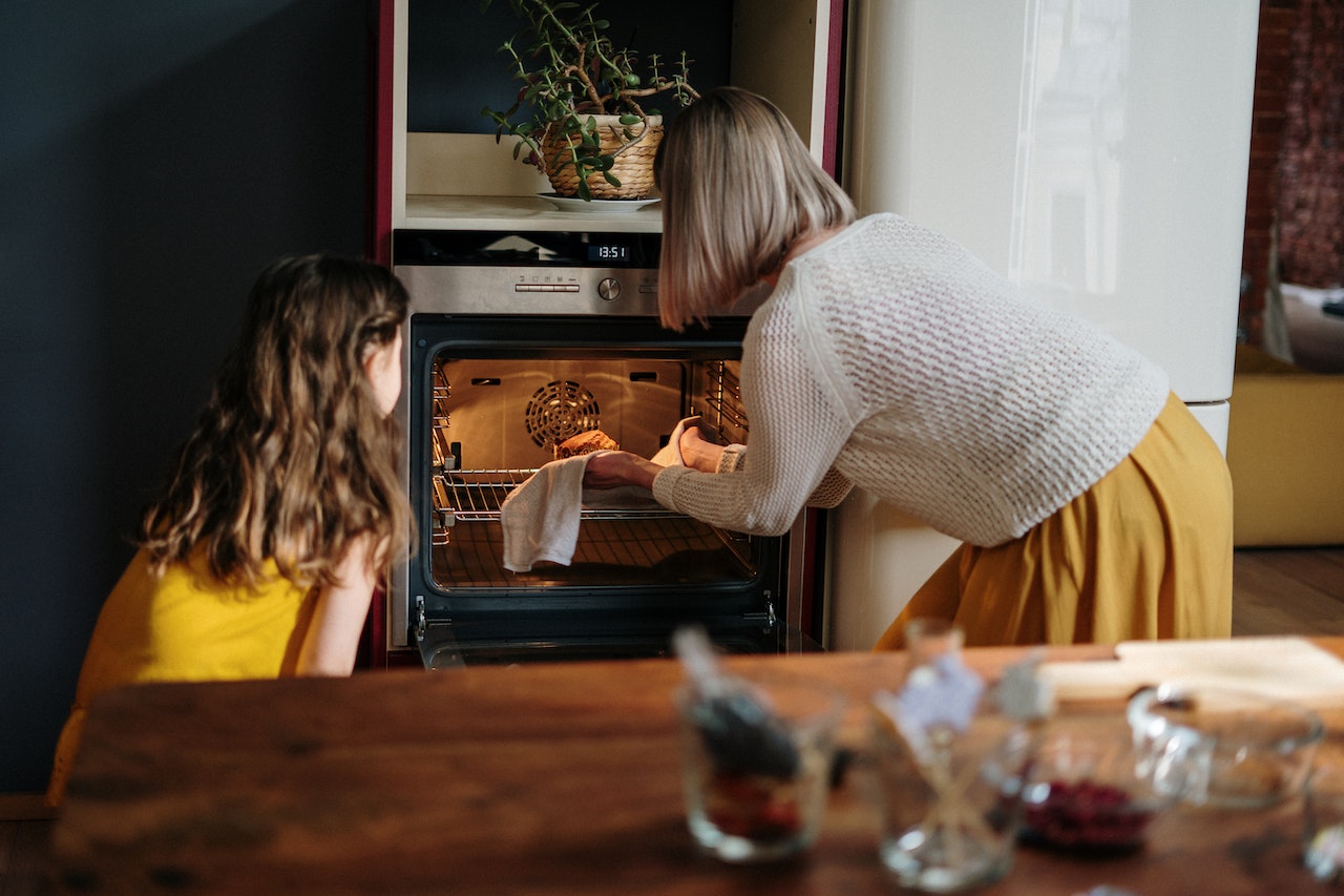 Memasak Makanan dengan Oven