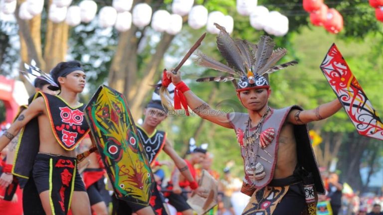 Mengenal Tari Dayak: Sejarah, Keunikan, Gerakan, Makna, & Properti