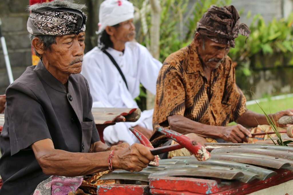 Bermain Alat Musik Tradisional