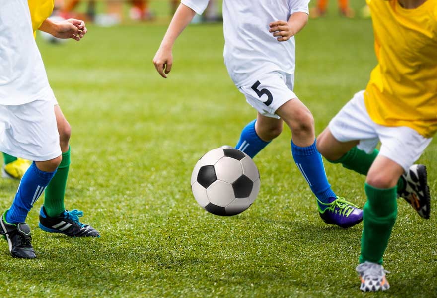 Anak-anak sedang bermain bola