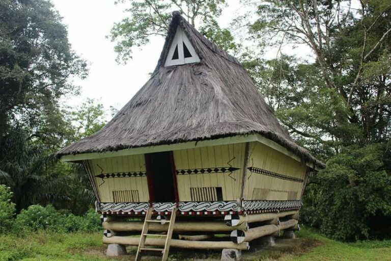 10 Rumah Adat Sumatera Utara Beserta Keunikan Maknanya