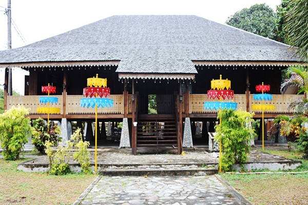 1. Rumah Adat Panggung