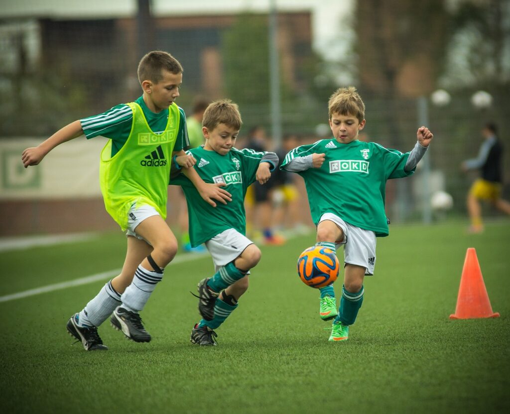 Anak-anak lincah menggerakan badan saat bermain sepak bola 