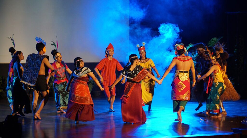 10 Contoh Keberagaman Sosial Budaya dan Penjelasannya!