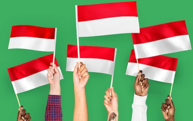 Tangan-tangan memegang bendera Indonesia