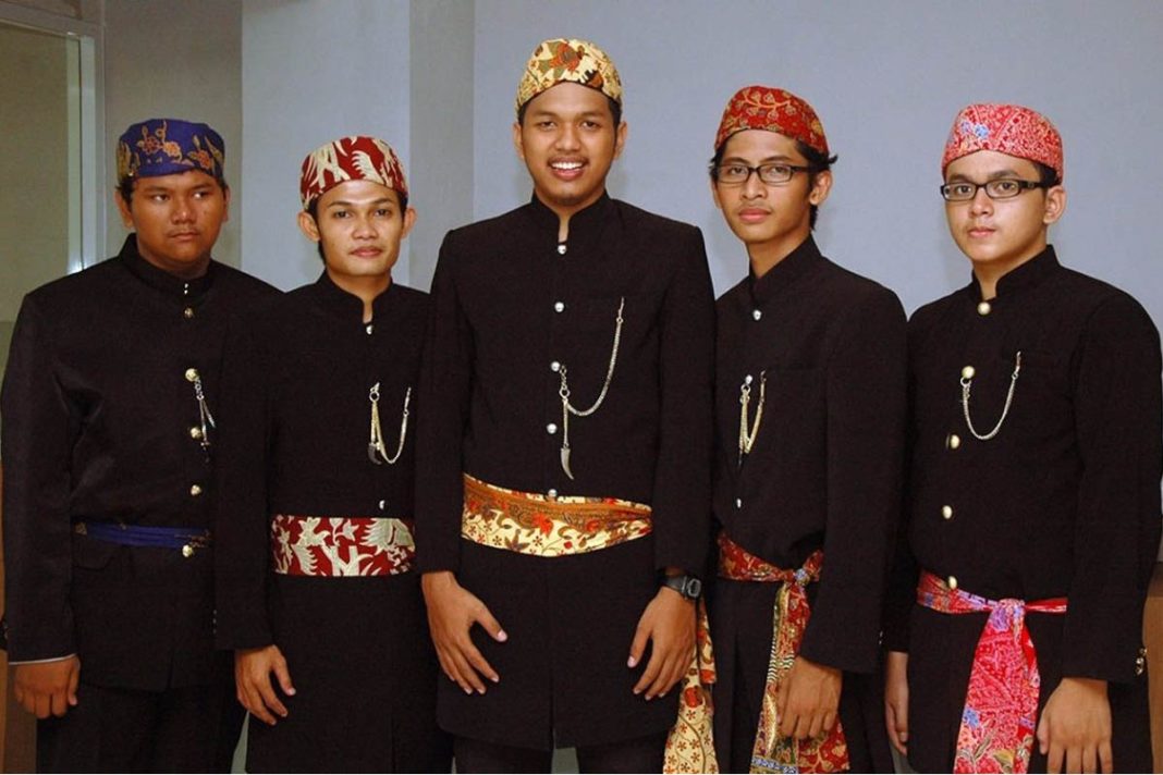 10 Pakaian Adat Betawi Simple namun Elegan, Yuk Simak