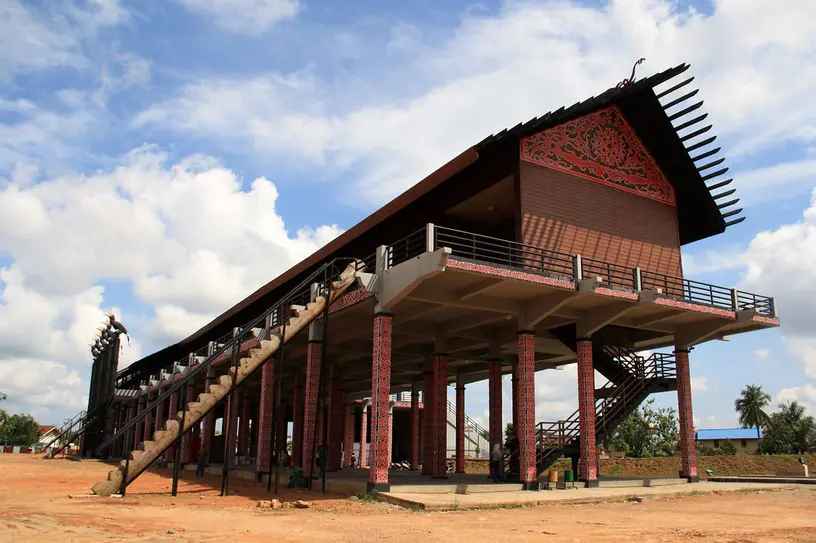 Kolong Panggung Rumah Lamin