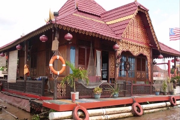 2. Rumah Adat Rakit