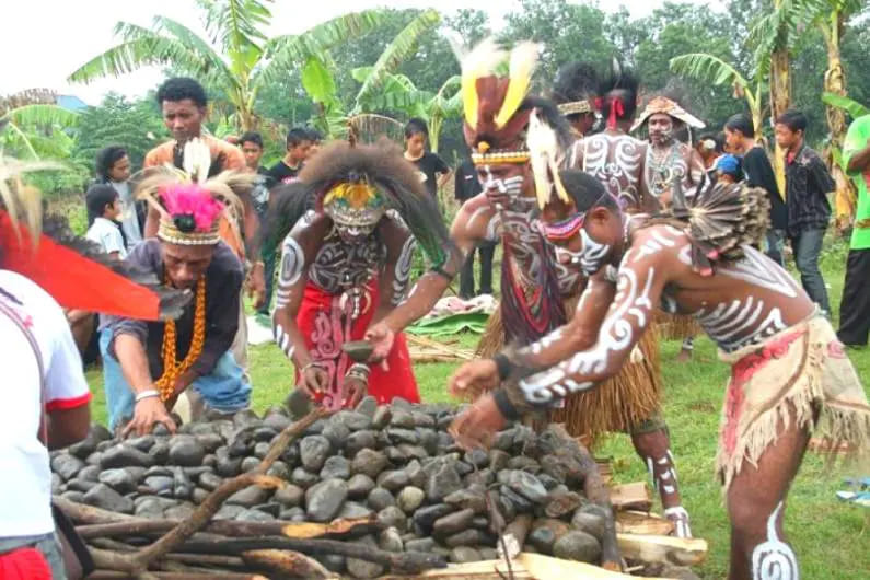 Upacara Bakar Batu | Sumber gambar: Go Travela Indonesia