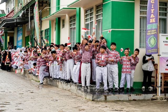 Siswa Membawa Bendera Merah Putih