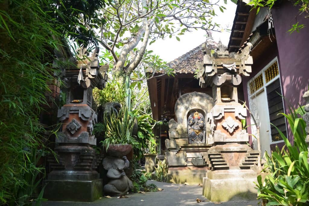 Aling-Aling dengan Patung Ganesha 