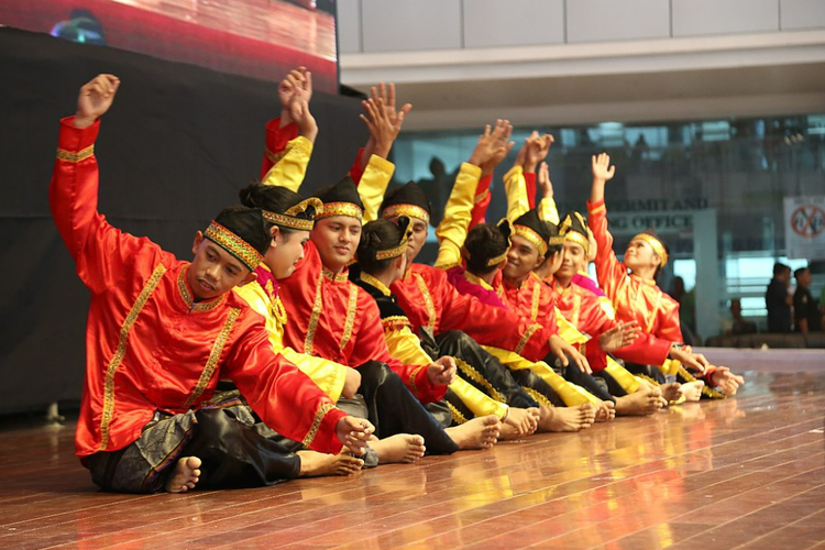 Tari Indang yang diiringi lagu Dindin Badindin