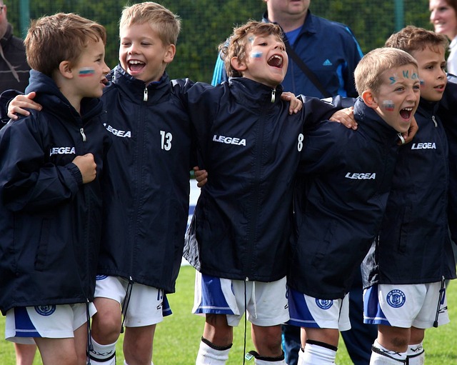 Anak-anak sedang berkokunikasi saat bermain bola 