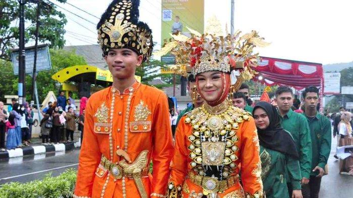 Pakaian Adat Makuta | Sumber gambar: Tribun Gorontalo