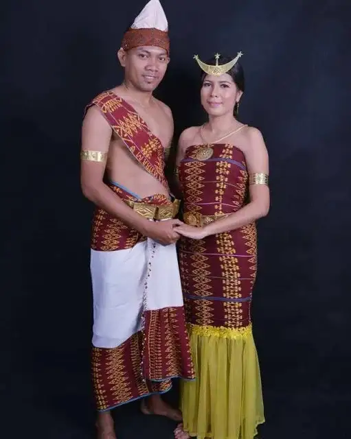 Pakaian Adat Suku Helong  