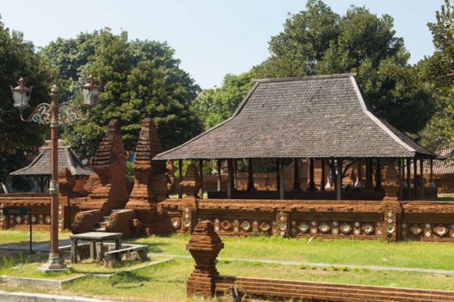 Rumah Adat Jawa Barat Kasepuhan Cirebon  